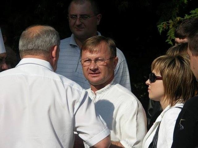 Голова Рівненської ОДА Василь Червоній, справа від нього в темних окулярах -- Світлана Сирота
