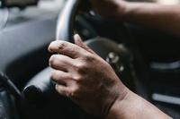 «Людині погано!»: водію у Рівному стало зле під час руху (ФОТО)