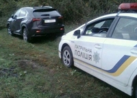 Рівненські патрульні по бездоріжжю наздоганяли викрадений Lexus (ФОТО)
