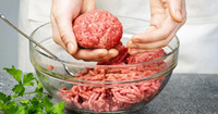 Більшість додає у фарш батон, але є кращий продукт: котлет буде більше, а смак здивує 