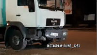 Здали нерви: водій зніс вантажівкою бетонну огорожу на перехресті вулиць Макарова й Дубенської (ВІДЕО)