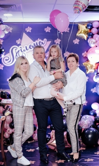 Богдан Гапяк з дружиною, донькою та внучкою