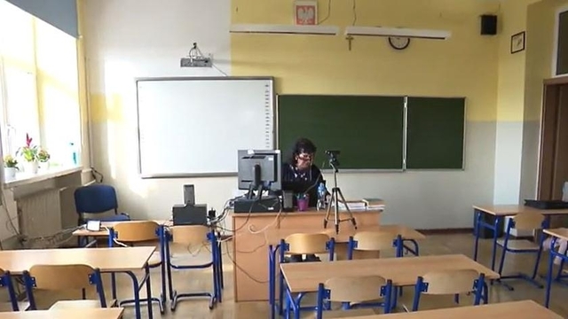 Польська вчителька проводить урок онлайн