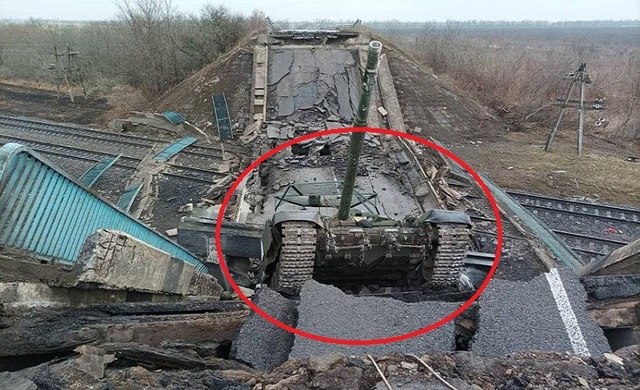 Російський танк, підірваний ЗСУ на мосту біля Миколаєва. Фото від 03.03.2022 р.