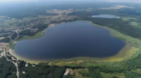 Серед соснового лісу на Поліссі причаїлось глибоке озеро з цілющою водою та скарбами на дні