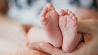 Майже 6 кілограмів щастя: у Рівному народилася справжня дівчинка-богатирка (ФОТО)