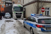 Їхав за навігатором: український водій застряг фурою між будинками та авто у польському місті