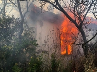 Кілька годин рятувальники Рівненщини гасили складну пожежу. Ледь не вибухнув балон (ФОТО) 