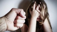 Вдарив та заклеїв рот скотчем: вчителя звинувачують у зґвалтуванні 13-річної дівчинки