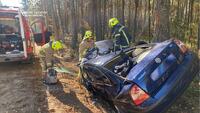 Мертвого водія витягували рятувальники. Від Volkswagen залишилася хіба груда металу (ФОТО)