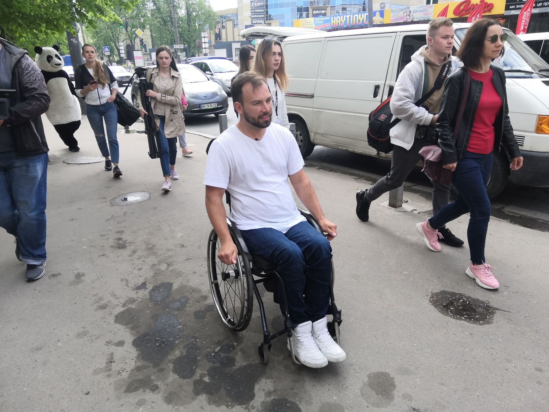 Центр міста. Дмитро Щебетюк обстежує тротуари. Фото - Радіо Трек.