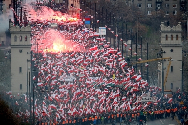 Марш Незалежності "Польща для поляків, поляки для Польщі" у Варшаві
