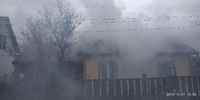 На Рівненщині під час пожежі у будинку вогнеборці врятували жінку (ФОТО)