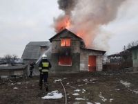 Дюжина пожежників рятували житловий будинок від знищення вогнем (ФОТО/ВІДЕО)