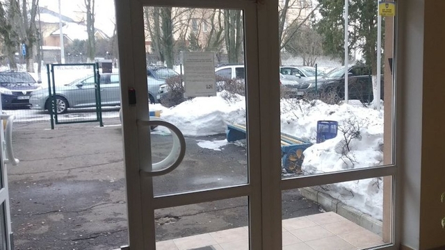 Вид із дверей будівлі на Котляревського, 24