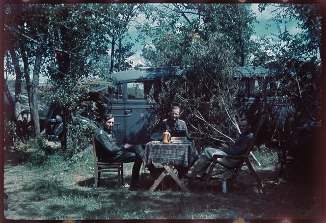 Німецькі офіцери обідають. Україна, 1941 рік. Приватна колекція Артура Бондаря