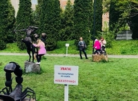 Діти вилазять на скульптури на Лебединці, попри табличку «НЕ ЛАЗИТИ!» (ФОТО) 