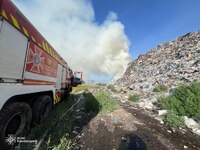 Дим видніється з різних куточків: біля Рівного палає сміттєзвалище (ФОТО)