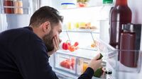 Копійчаний засіб з аптеки допоможе прибрати сморід з холодильника