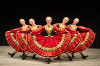 Українки ошелешили: росіянка запропонувала їм станцювати свій народний хоровод