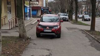 Фото з публічної фейсбук-групи «Я паркуюсь як мудак! – Рівне»