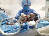 На Рівненщині народила інфікована COVID-19: у дитини – проблеми з диханням