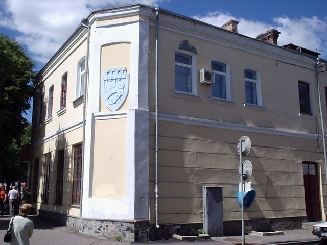 Так ця будівля виглядала у 2004-му році. Джерело - rivne.org.