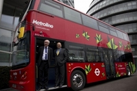 На вулиці Лондона виїхав перший у світі двоповерховий електроавтобус