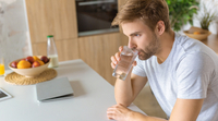 Сидячи чи стоячи: як правильно пити воду