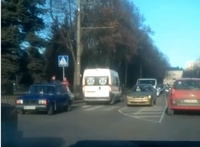 Жінка потрапила під колеса автомобіля на Міцкевича у Рівному (ВІДЕО)