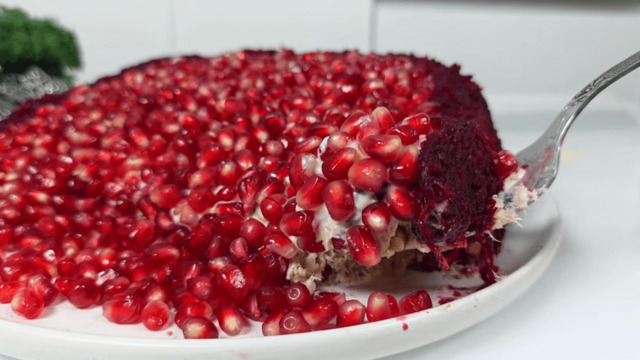 Гості з’їли все за 10 хвилин: гранатовий салат, який стане зіркою столу (РЕЦЕПТ)