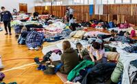 «Вони дуже вдячні»: біженцям з України доводиться спати на підлозі в аеропорту