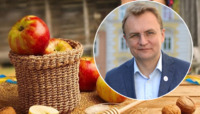 Мер Львова приїхав святити яблука на Рівненщину. Прихопив із собою всю сім'ю (ФОТО)