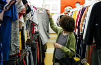 Оминати десятою дорогою: які речі не можна купувати на барахолках та секондах