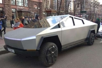 Tesla Cybertrack Ілона Маска евакуювали за неправильну парковку в Україні (ФОТО)