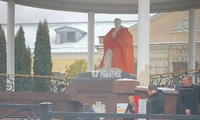 Пам'ятник у центрі Рівного став помаранчевим: що там відбувається? (ФОТО)