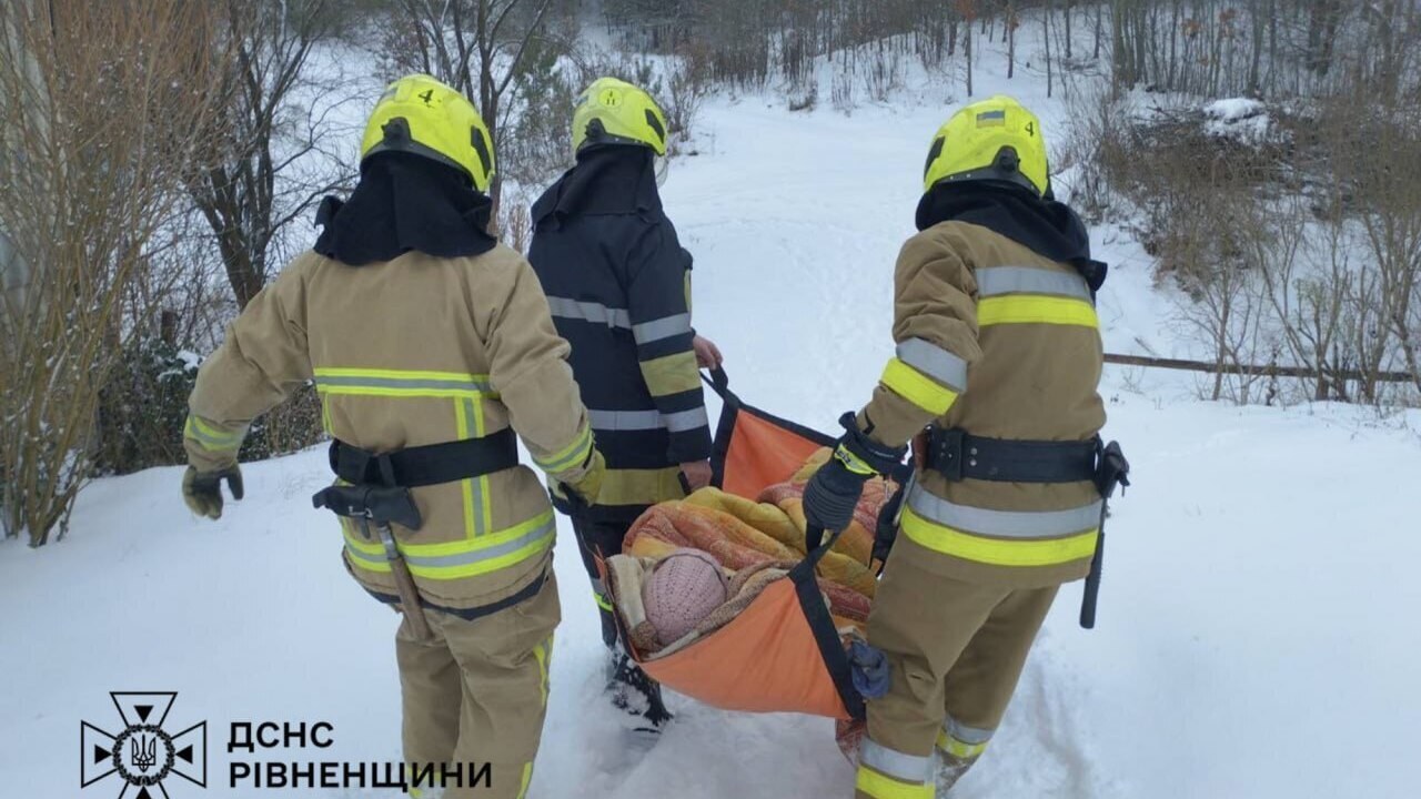 Рятувальники на Рівненщині несли жінку з інсультом через снігові замети