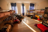 Двоярусні ліжка і шестеро у кімнаті: українці дали відверті відповіді про умови проживання у Польщі