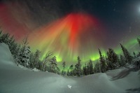«Неймовірні форми та кольори»: У мережі показали фото полярного сяйва у Швеції