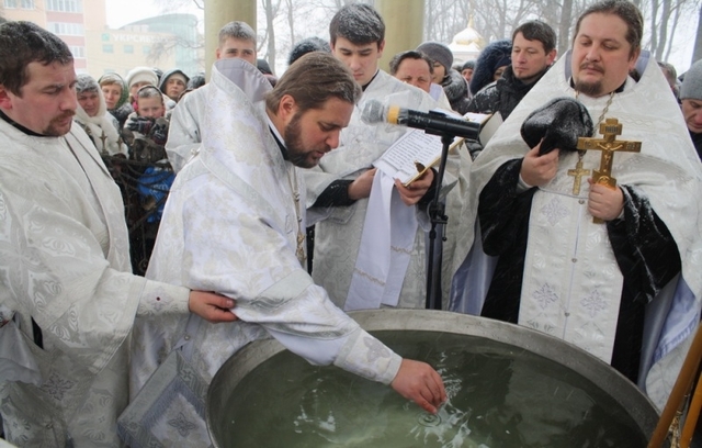 Освячення води біля Свято-Покровського собору