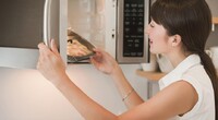 Мікрохвильова піч на холодильнику: розумна економія місця чи прихована загроза