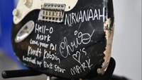 Розбиту гітару Курта Кобейна продали за $595 000