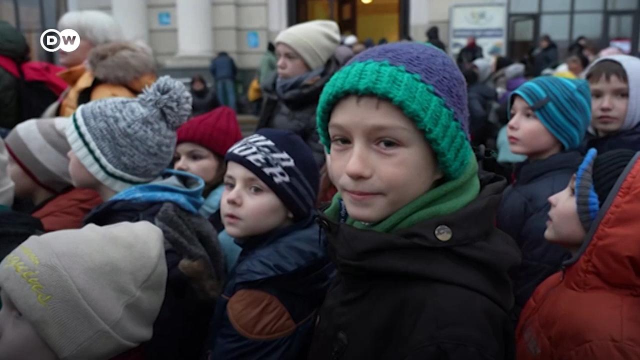 Момент евакуації дітей зі сходу України. Фото - DW. 