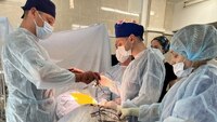 У Рівному чоловіку, який 25 років тому впав і травмувався, зробили унікальну операцію (ФОТО)