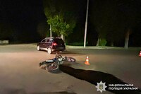 У центрі Рівного зіткнулися мотоцикл і Volkswagen: молодик в лікарні