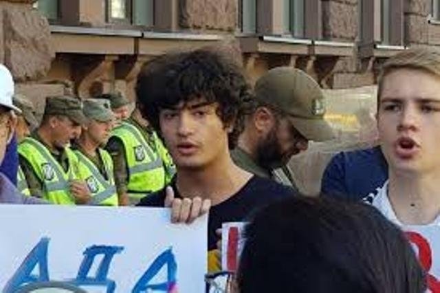 Син Порошенка під час короткого візиту до Києва, для участі в мітингу на знак протесту проти викліків його батька в прокуратуру