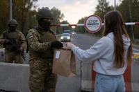 Дівчина передала військовим на блокпості пакети з їжею: у  бургерах була вибухівка