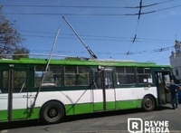 ДТП у Рівному: посеред перехрестя зламався тролейбус (ФОТО)