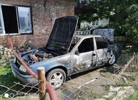 На Рівненщині загорілася машина і мало не згоріла хата (ФОТО)