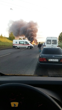 Горить авто, працюють медики: ДТП поблизу Рівного (ФОТО)